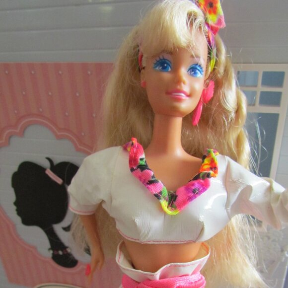 BARBIE ROLLERBLADER in WHITE VINYL ROLLER DERBY OUTFIT, CHIC MISMATCHED SKATES! - Picture 7 of 11